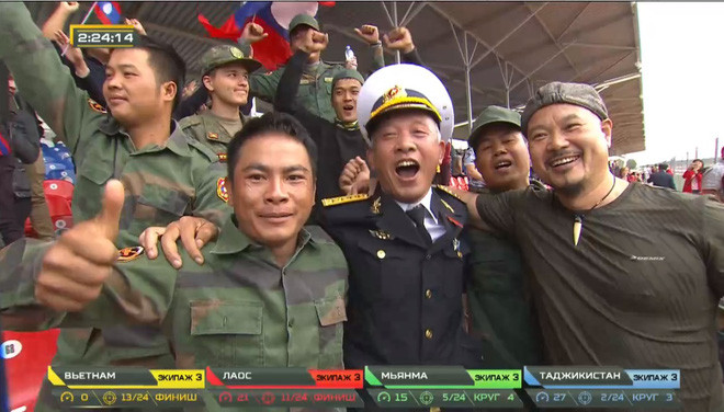 Lãnh đạo đội tuyển Việt Nam chia vui với đội tuyển Lào về đích thứ hai.