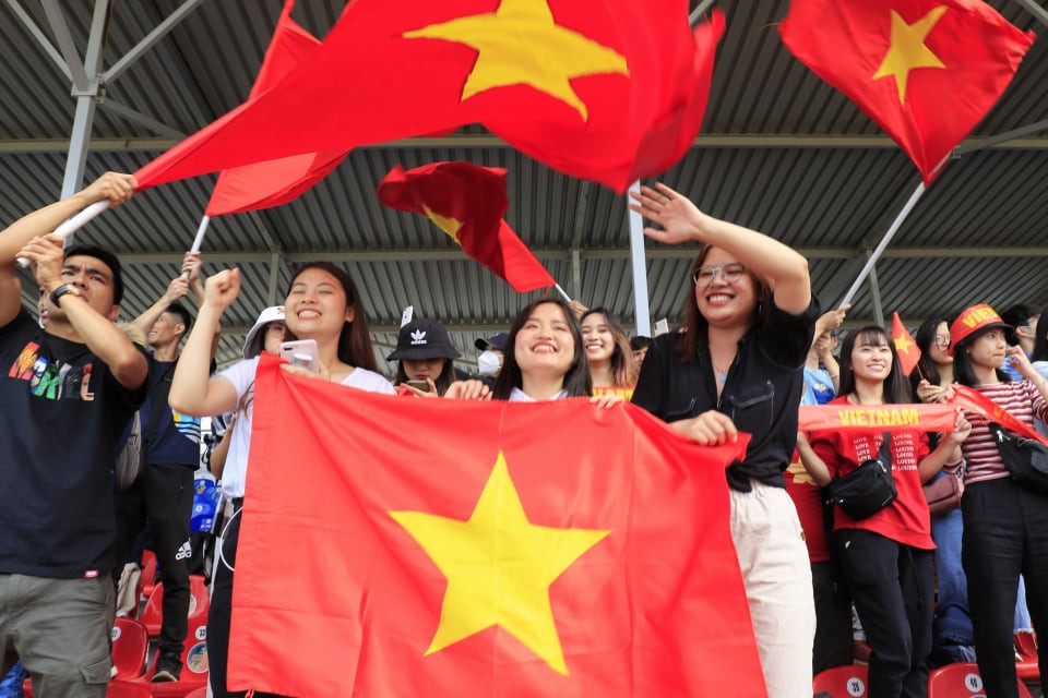 Người dân cổ vũ nhiệt tình cho đội tuyển Việt Nam. (Ảnh: Trần Hiếu/Vietnam+)