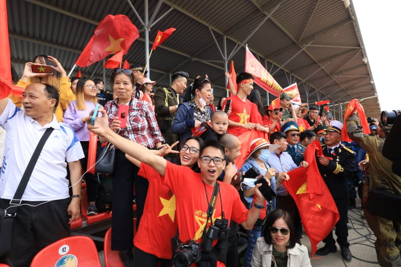 Đông đảo người dân đến cổ vũ cho đội tuyển xe tăng Việt Nam. (Ảnh: Trần Hiếu/Vietnam+)