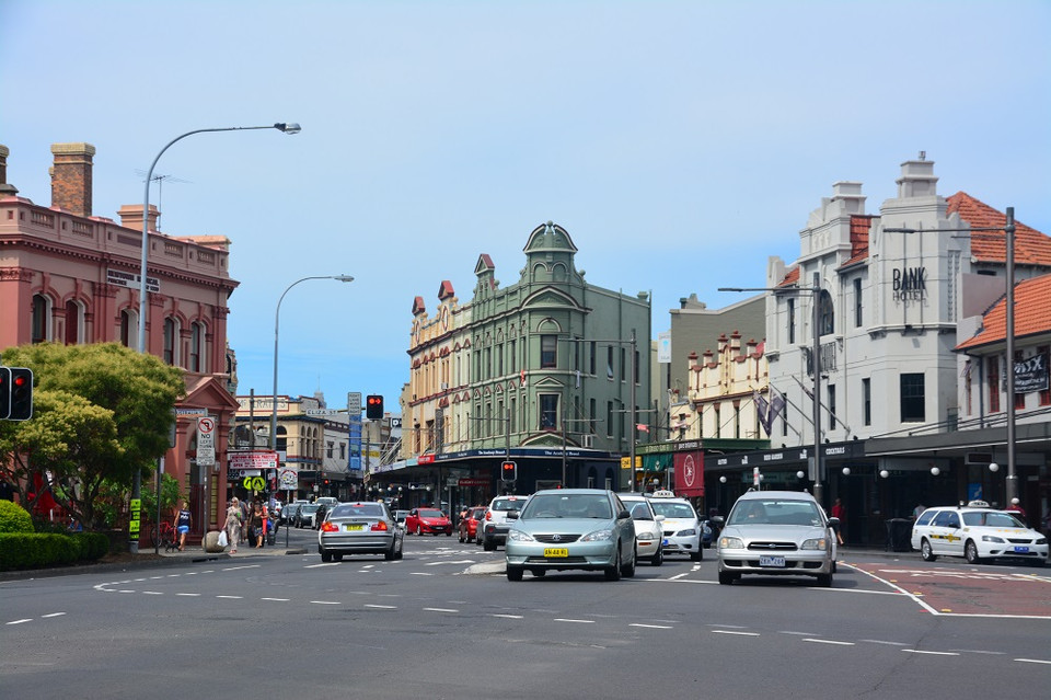 Hình thành từ đầu thế kỷ 19, tới nay Newtown vẫn giữ được dáng vẻ tiêu biểu cho Sydney cổ xưa với những tòa nhà kiến trúc cổ và các con phố “dây điện vắt ngang”.
