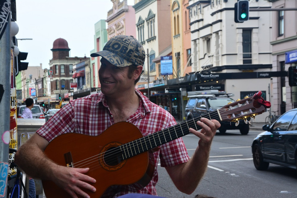 Hay xem biểu diễn nghệ thuật đường phố.