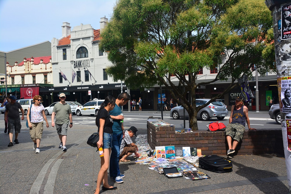 ... tới bày bán các loại sách báo, quần áo, tác phẩm nghệ thuật trên vỉa hè.