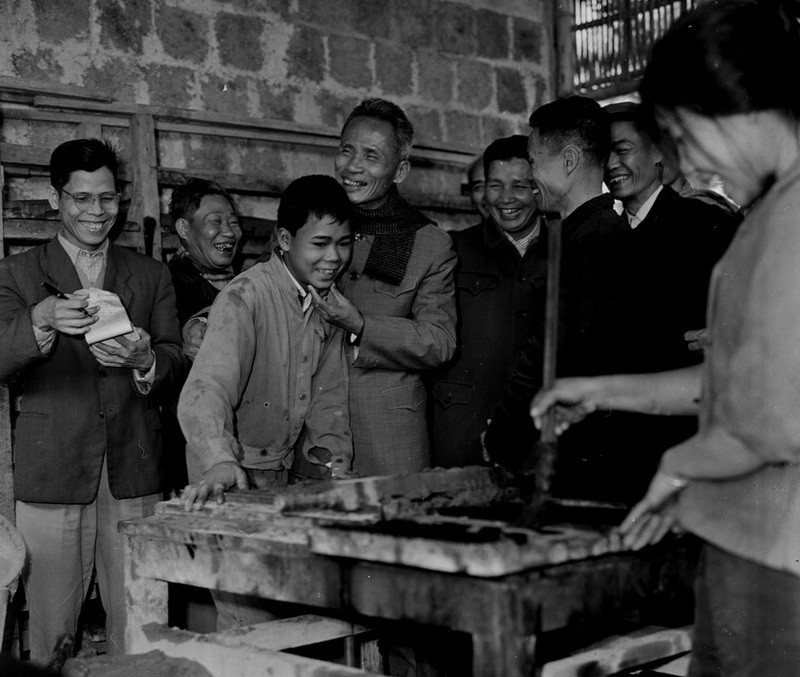 Thủ tướng Phạm Văn Đồng thăm xưởng sản xuất vật liệu xây dựng của sinh viên trường Đại học Bách Khoa Hà Nội năm 1969. (Ảnh: TTXVN)