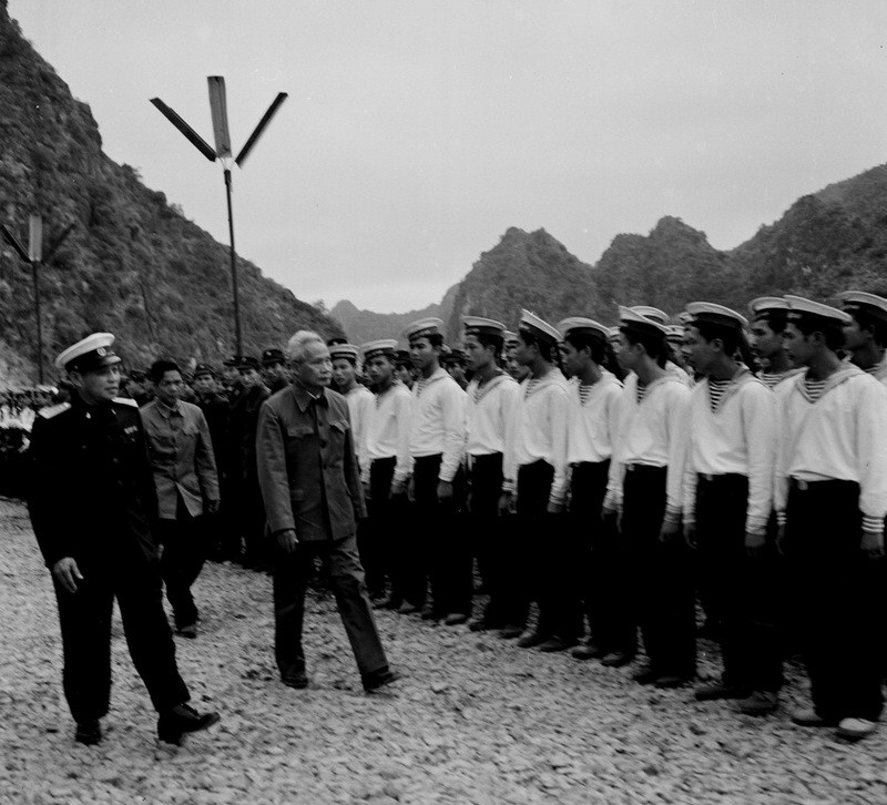 Thủ tướng Phạm Văn Đồng thăm một đơn vị bộ đội Hải quân tháng 1/1980. (Ảnh: Xuân Lâm/TTXVN)