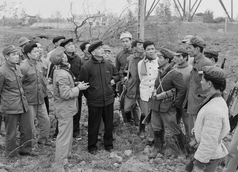 Thủ tướng Phạm Văn Đồng thăm hỏi các chiến sỹ tự vệ Đài phát thanh Mễ Trì, vùng bị máy bay Mỹ bắn phá, ngày 30/12/1972. (Ảnh: Minh Trường/TTXVN)