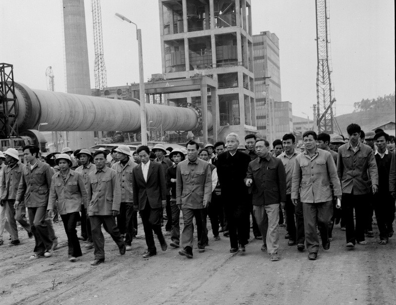 Thủ tướng Phạm Văn Đồng thăm công trường xây dựng nhà máy ximăng Hoàng Thạch tháng 1/1980. (Ảnh: Xuân Lâm/TTXVN)