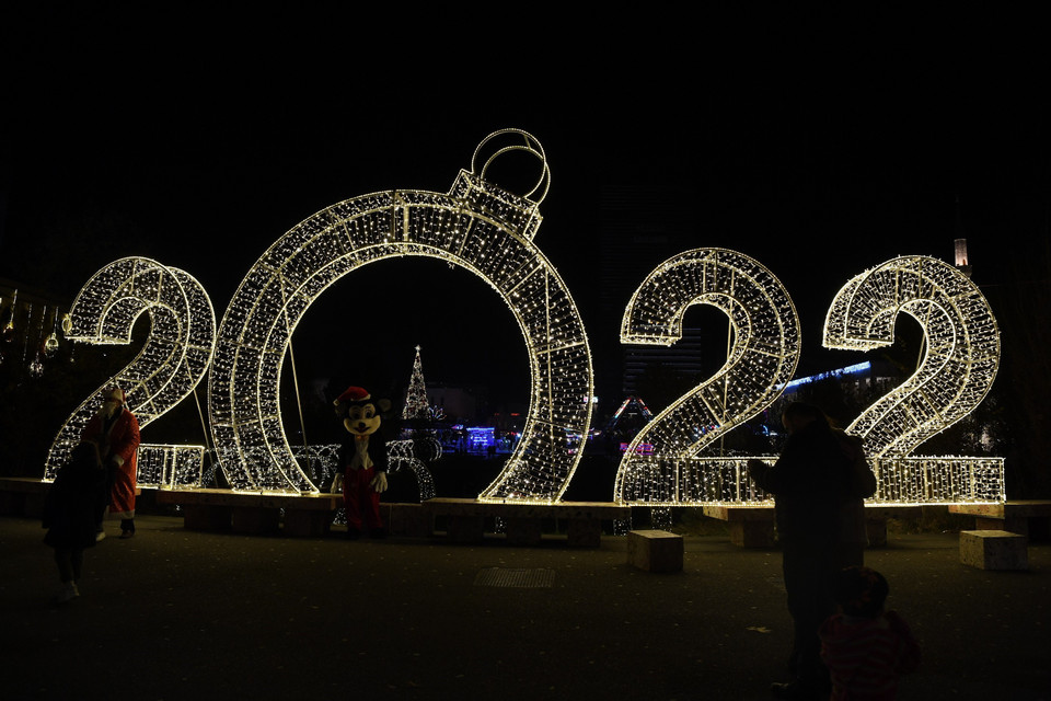 Đường phố được trang hoàng rực rỡ đón Giáng sinh và Năm mới tại Tirana, Albania, ngày 17/12/2021. (Ảnh: THX/TTXVN)