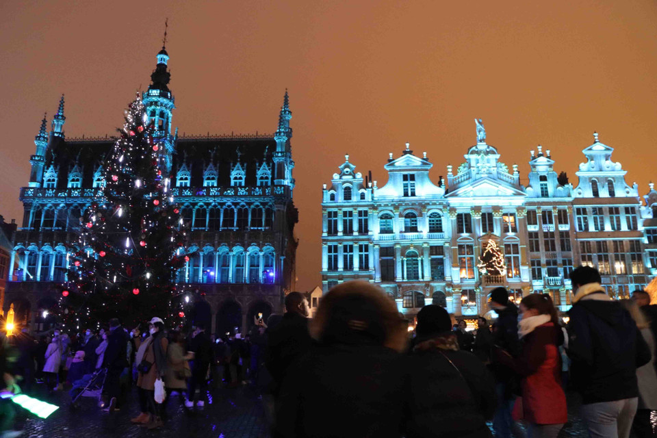 Quảng trường Lớn ở thủ đô Brussels lung linh trong sắc màu Giáng sinh. (Ảnh: Hương Giang/TTXVN)