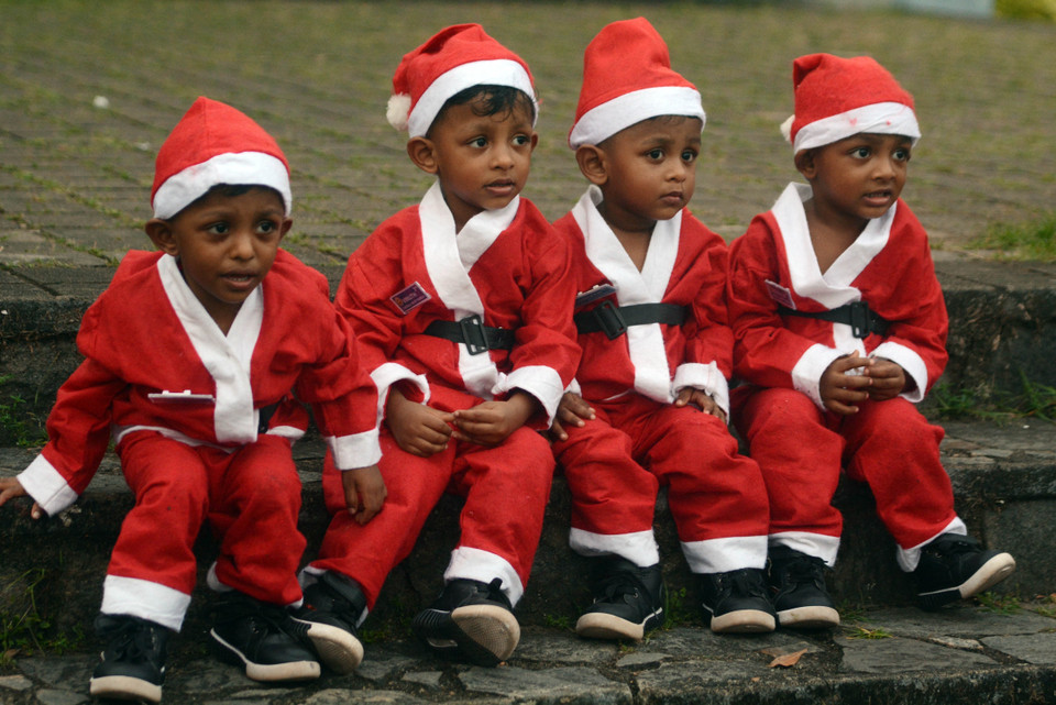 Các em nhỏ trong trang phục Ông già Noel tại Colombo, Sri Lanka, ngày 19/12/2021. (Ảnh: THX/TTXVN)