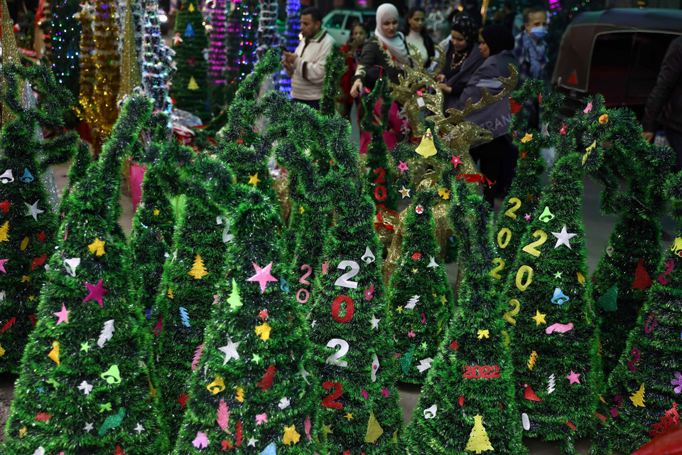 Đồ trang trí được bày bán tại chợ Giáng sinh ở Cairo, Ai Cập, ngày 15/12/2021. (Ảnh: THX/TTXVN)