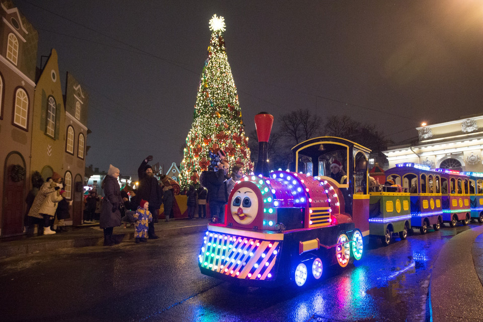 Các em nhỏ đi tàu hỏa tham quan chợ Giáng sinh tại St. Petersburg, Nga, ngày 18/12/2021. (Ảnh: THX/TTXVN)