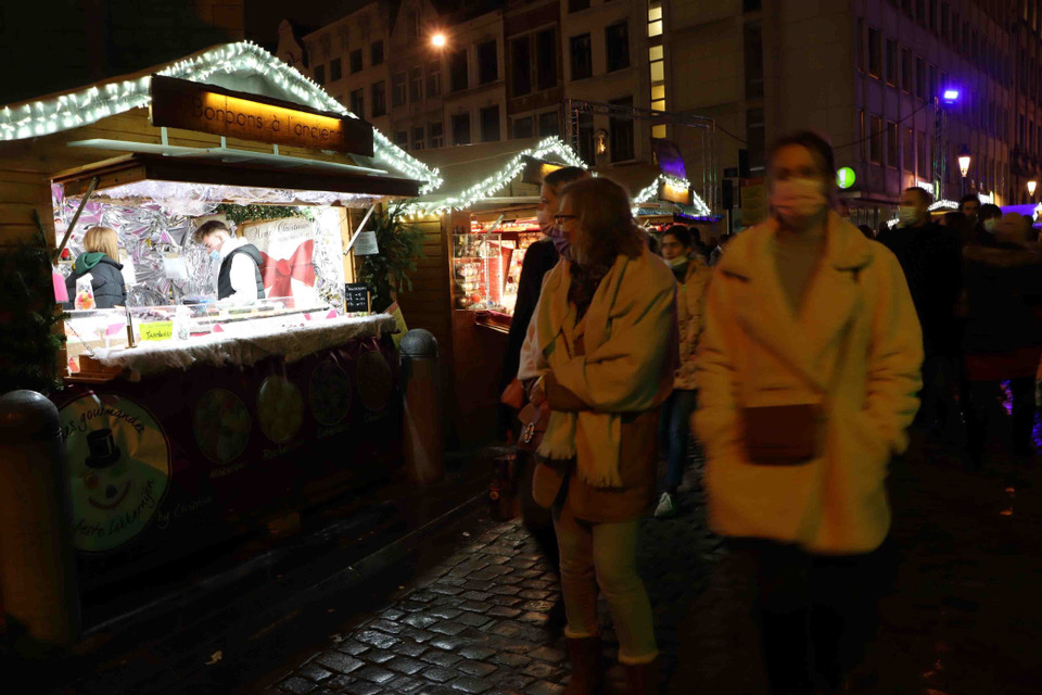 Người dân Bỉ nô nức đi chơi tại chợ Giáng sinh ở trung tâm thủ đô Brussels. (Ảnh: Hương Giang/TTXVN)