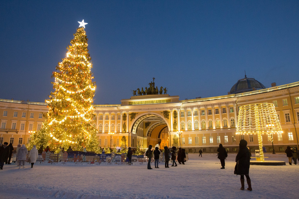 Cung điện Mùa đông được trang hoàng rực rỡ đón Giáng sinh tại St. Petersburg, Nga, ngày 20/12/2021. (Ảnh: THX/TTXVN)