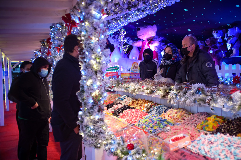 Người dân thăm Chợ Giáng sinh tại Brussels, Bỉ, ngày 26/11/2021. (Ảnh: THX/TTXVN)