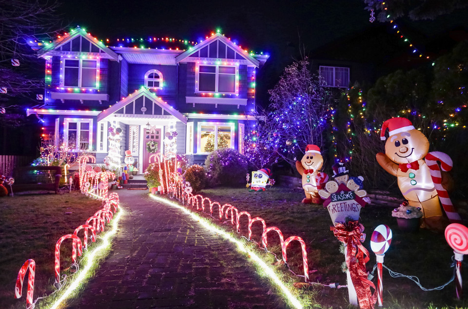 Ngôi nhà được trang hoàng rực rỡ đón Giáng sinh tại Vancouver, British Columbia, Canada, ngày 16/12/2021. (Ảnh: THX/TTXVN)