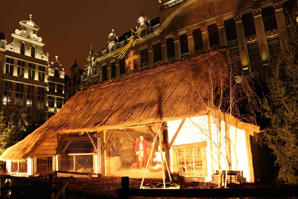 Tái hiện lều cỏ, nơi Chúa Jésus ra đời, ở trung tâm thủ đô Brussels. (Ảnh: Hương Giang/TTXVN)