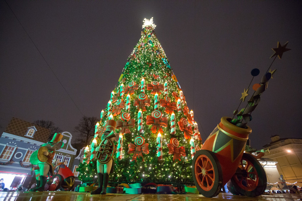 Cây thông được trang hoàng rực rỡ đón Giáng sinh tại St. Petersburg, Nga, ngày 18/12/2021. (Ảnh: THX/TTXVN)