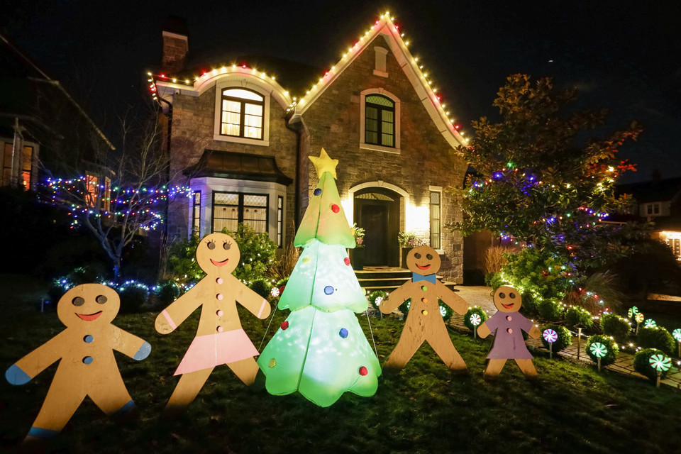 Ngôi nhà được trang hoàng rực rỡ đón Giáng sinh tại Vancouver, British Columbia, Canada, ngày 16/12/2021. (Ảnh: THX/TTXVN)
