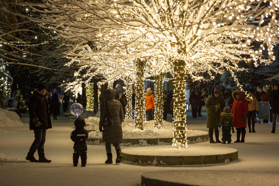 Đường phố được trang hoàng rực rỡ đón Giáng sinh tại Orge, Latvia, ngày 5/12/2021. (Ảnh: THX/TTXVN)