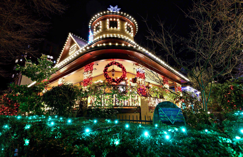 Ngôi nhà được trang hoàng rực rỡ đón Giáng sinh tại Vancouver, Canada, ngày 26/11/2021. (Ảnh: THX/TTXVN)