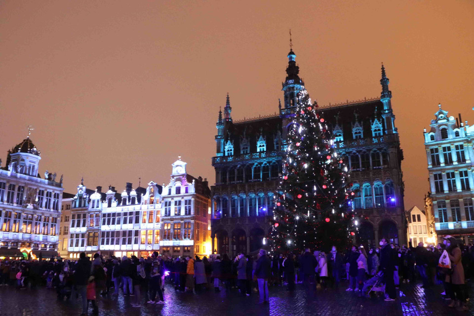 Quảng trường Lớn ở thủ đô Brussels lung linh trong sắc màu Giáng sinh. (Ảnh: Hương Giang/TTXVN)