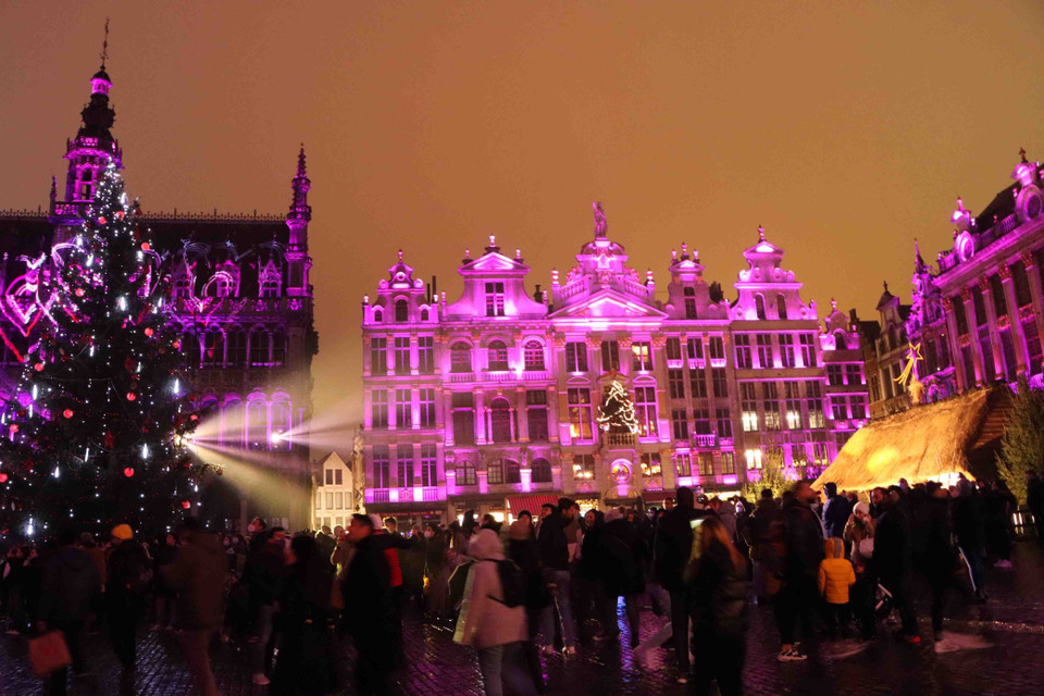 Quảng trường Lớn ở thủ đô Brussels lung linh trong sắc màu Giáng sinh. (Ảnh: Hương Giang/TTXVN)