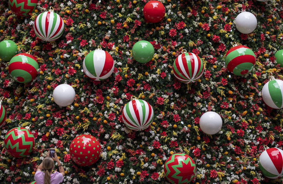 Cây thông được trang hoàng rực rỡ đón Giáng sinh tại Sydney, Australia, ngày 16/12/2021. (Ảnh: THX/TTXVN)