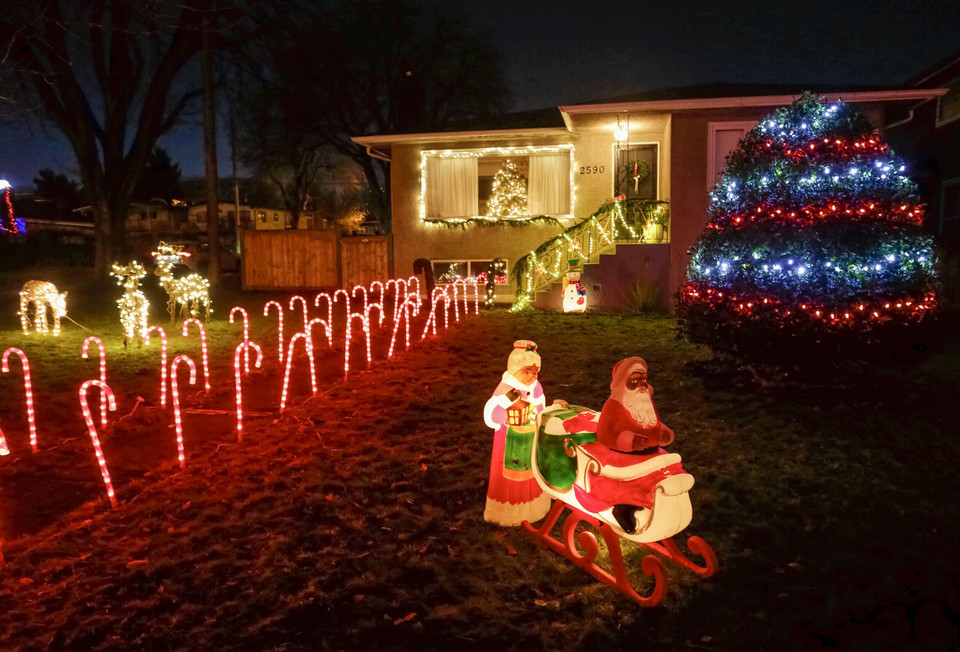 Ngôi nhà được trang hoàng rực rỡ đón Giáng sinh tại Vancouver, British Columbia, Canada, ngày 16/12/2021. (Ảnh: THX/TTXVN)