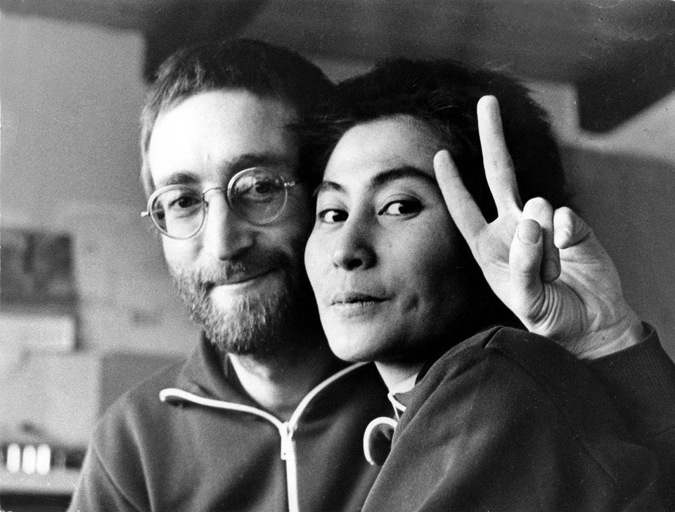 John Lennon và Yoko Ono cũng từng tham gia vào nhiều hoạt động biểu tình phản đối Chiến tranh Việt Nam.