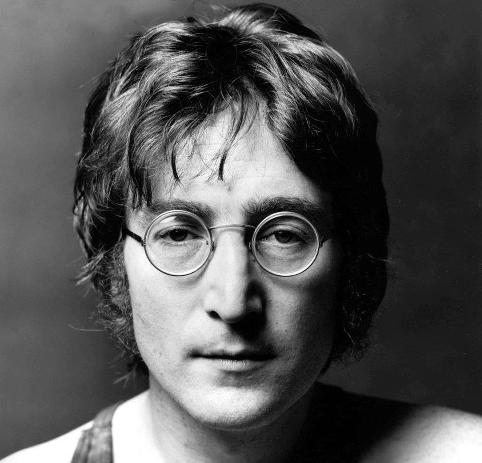 John Lennon (tên khai sinh là John Winston Lennon) sinh ngày 9/10/1940 tại thành phố cảng Liverpool của Anh.