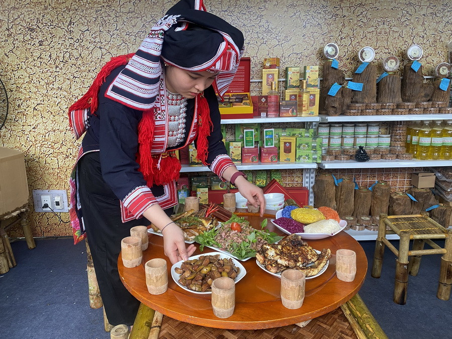 Tham dự Lễ hội có 65 gian hàng với sự tham gia của 22 tỉnh thành trong cả nước, 17 gian hàng ẩm thực đại diện một số quốc gia. (Ảnh: Minh Tâm/TTXVN)