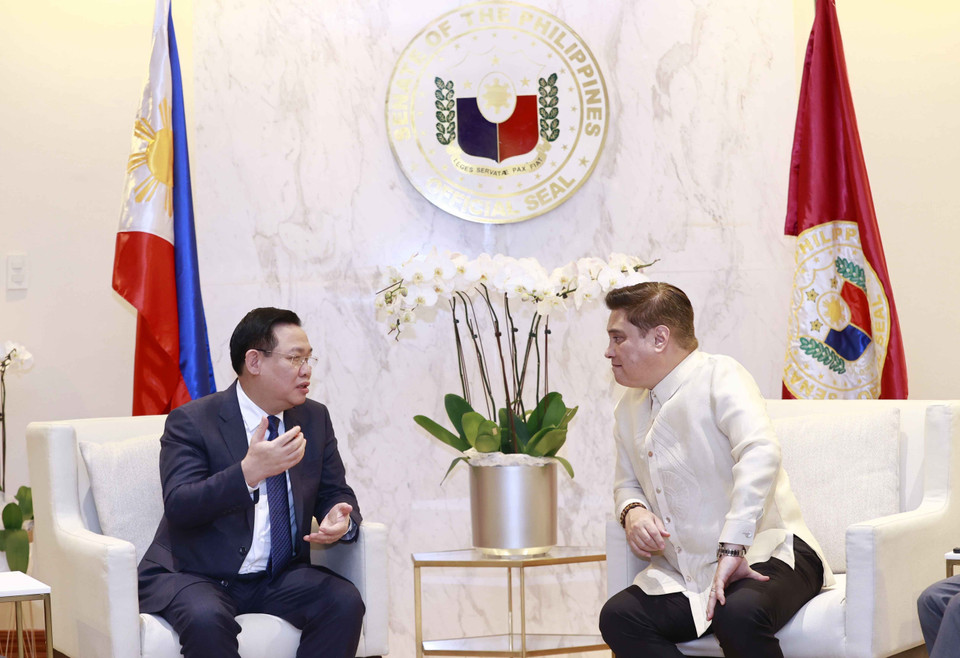 Chủ tịch Thượng viện Juan Miguel F. Zubiri tiếp thân mật Chủ tịch Quốc hội Vương Đình Huệ. (Ảnh: Doãn Tấn/TTXVN)