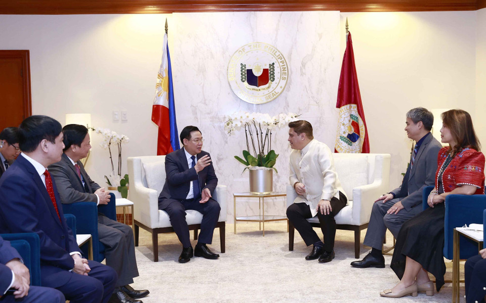 Chủ tịch Thượng viện Juan Miguel F. Zubiri tiếp thân mật Chủ tịch Quốc hội Vương Đình Huệ. (Ảnh: Doãn Tấn/TTXVN)