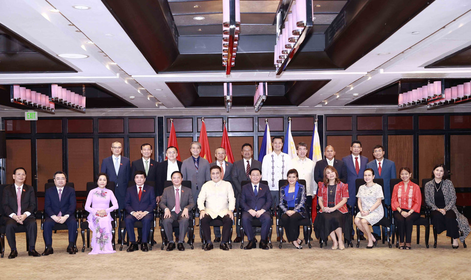 Chủ tịch Quốc hội Vương Đình Huệ và Chủ tịch Thượng viện Juan Miguel F. Zubiri với đại biểu. (Ảnh: Doãn Tấn/TTXVN)