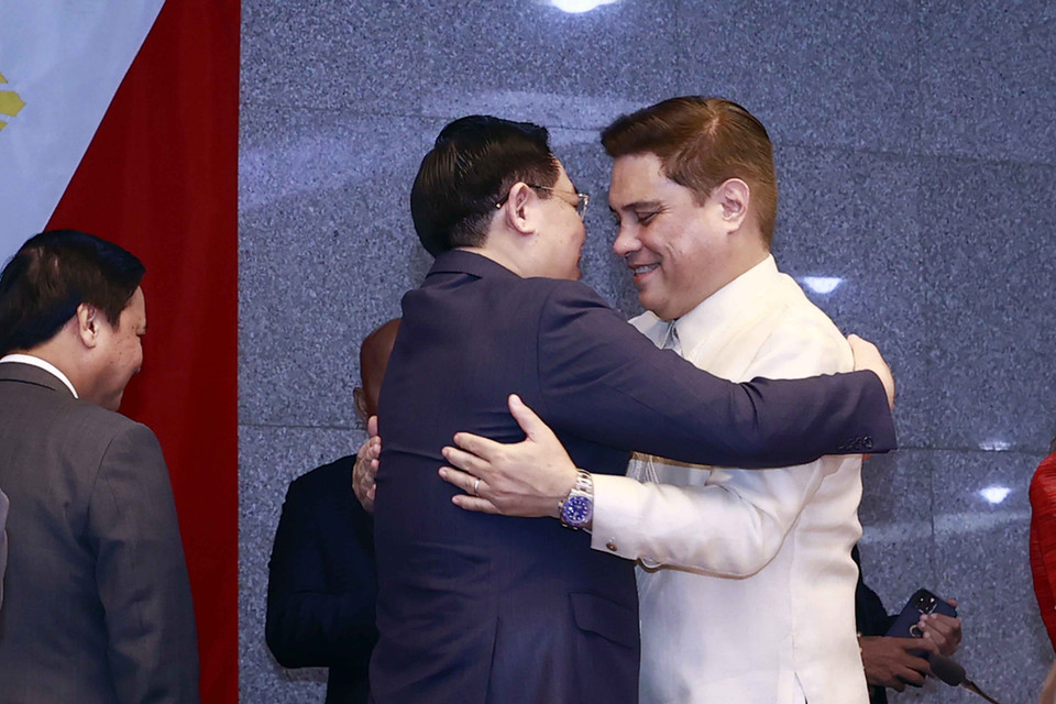 Chủ tịch Thượng viện Juan Miguel F. Zubiri và Chủ tịch Quốc hội Vương Đình Huệ tại buổi dự khán phiên họp Thượng viện. (Ảnh: Doãn Tấn/TTXVN)