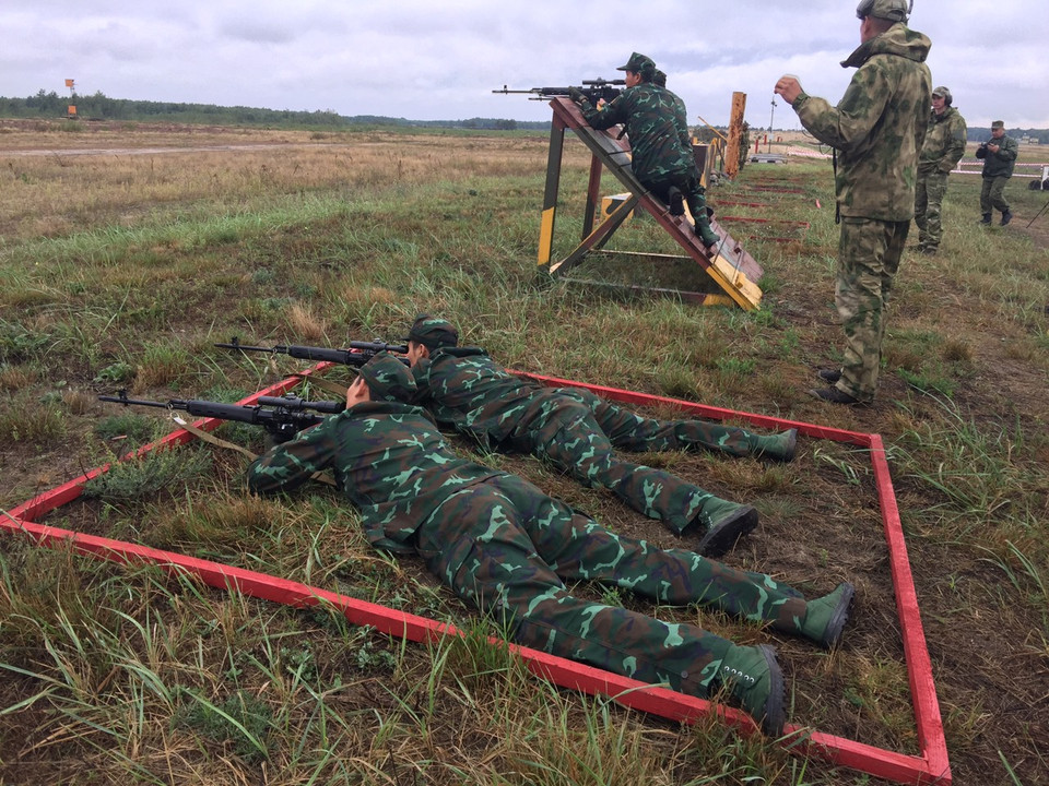 Dù gặp khó khăn nhưng các chiến sỹ vẫn phối hợp ăn ý để hoàn thành tốt bài thi.(Ảnh: Vietnam+)