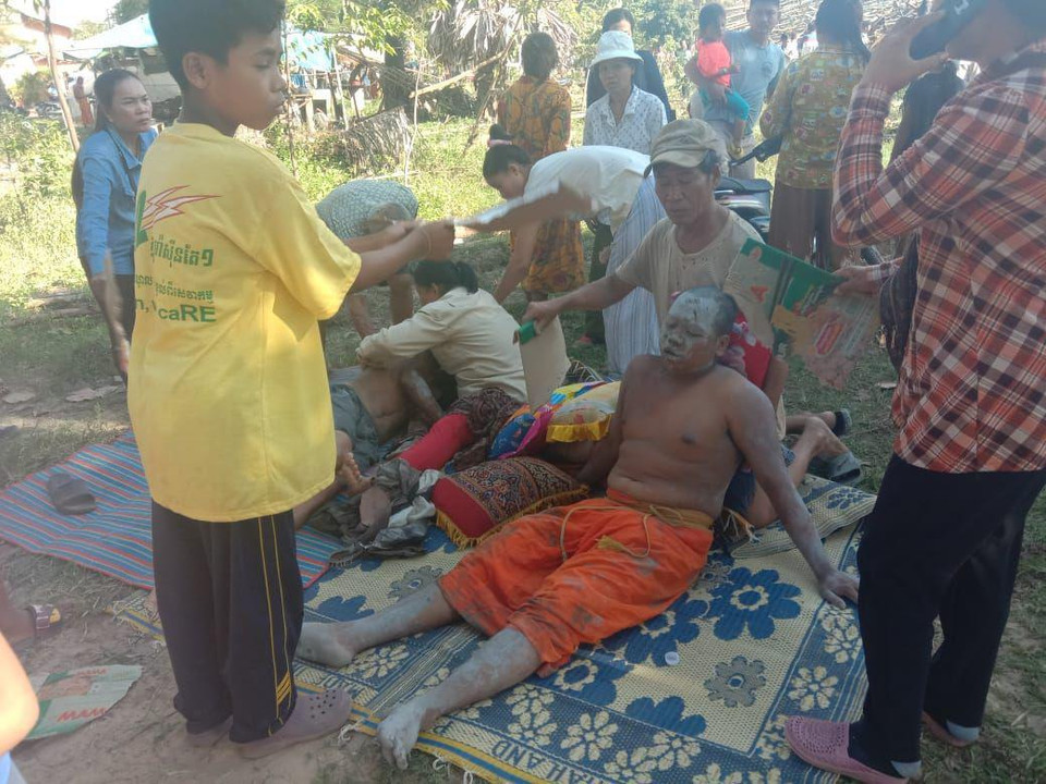 Các nạn nhân trong vụ sập chùa. (Ảnh: Fresh News)