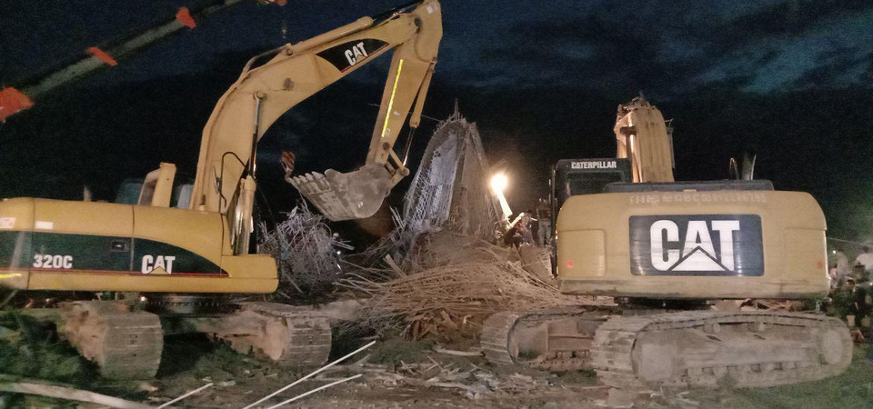 Lực lượng cứu hộ làm việc trong đêm. (Ảnh: Fresh News)