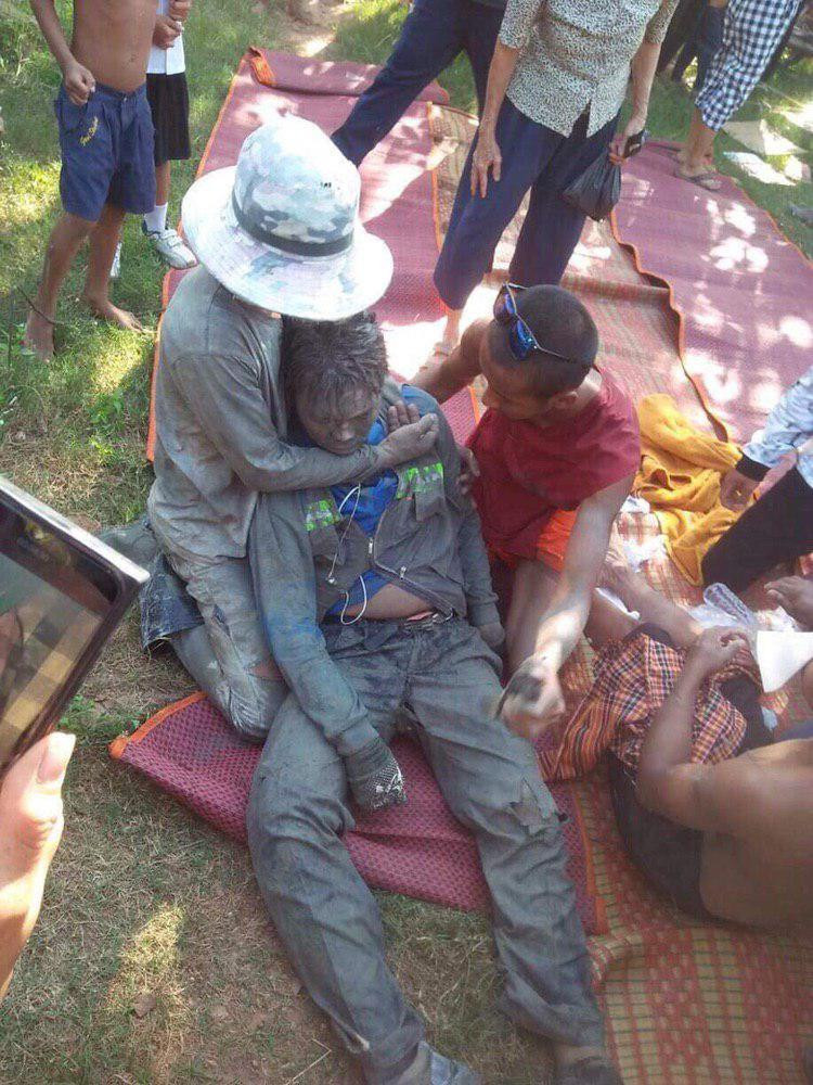 Các nạn nhân trong vụ sập chùa. (Ảnh: Fresh News)