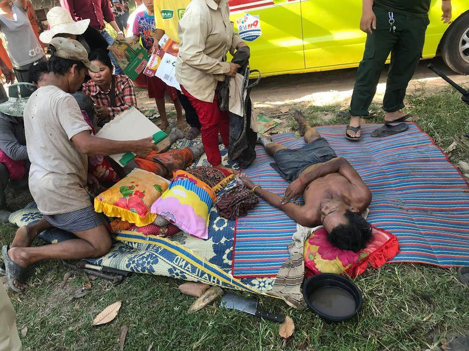 Các nạn nhân trong vụ sập chùa. (Ảnh: Fresh News)