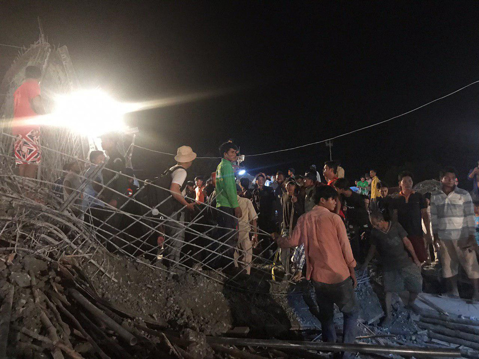 Lực lượng cứu hộ làm việc trong đêm. (Ảnh: Fresh News)