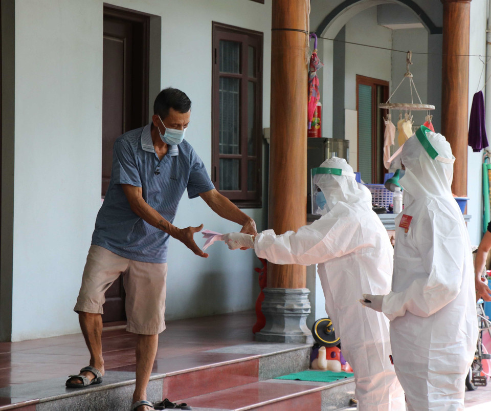 Tổ bầu cử tổ chức bầu cử cho cử tri cách ly tại nhà. (Ảnh: Thanh Thương/TTXVN)