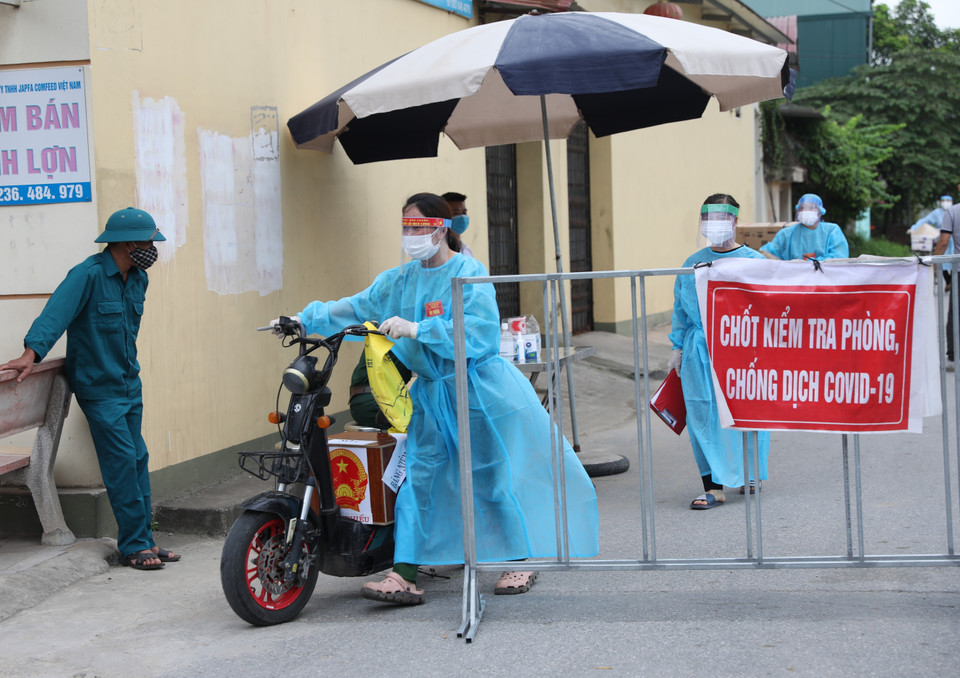 Đưa hòm phiếu phụ đến các khu cách ly tập trung để cử tri bỏ phiếu. (Ảnh: Danh Lam/TTXVN)