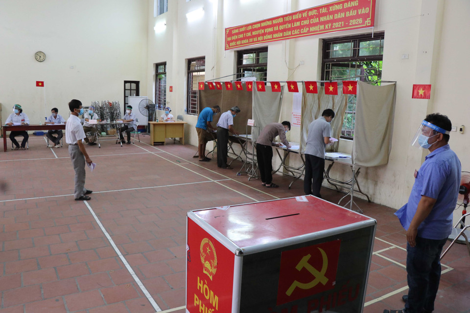 Cử tri xã Mão Điền đi bầu cử đều giữ khoảng cách 2 mét, tránh lây nhiễm chéo. (Ảnh: Thanh Thương/TTXVN)