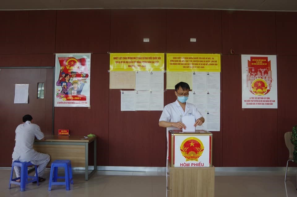 Các y, bác sỹ thực hiện quyền công dân của mình khi đang thực hiện nhiệm vụ chống dịch. (Ảnh: Đại Nghĩa/TTXVN)