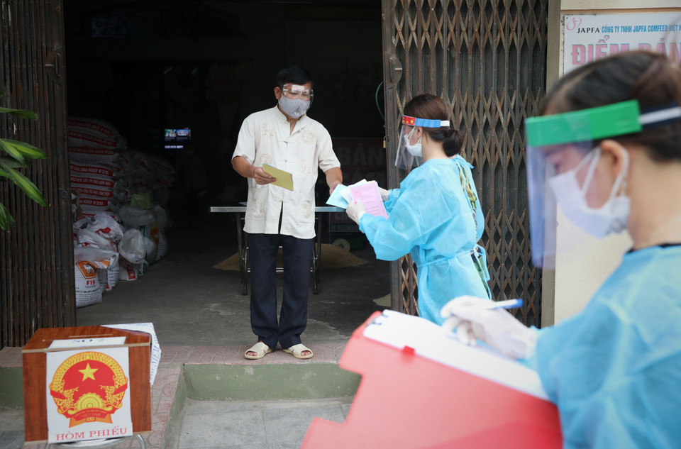 Cử tri Nguyễn Đức thịnh, tổ bầu cử số 1, tổ dân phố Vàng, Thị trấn Bích Động, Việt Yên( Bắc Giang) bỏ phiếu. (Ảnh: Danh Lam/TTXVN)