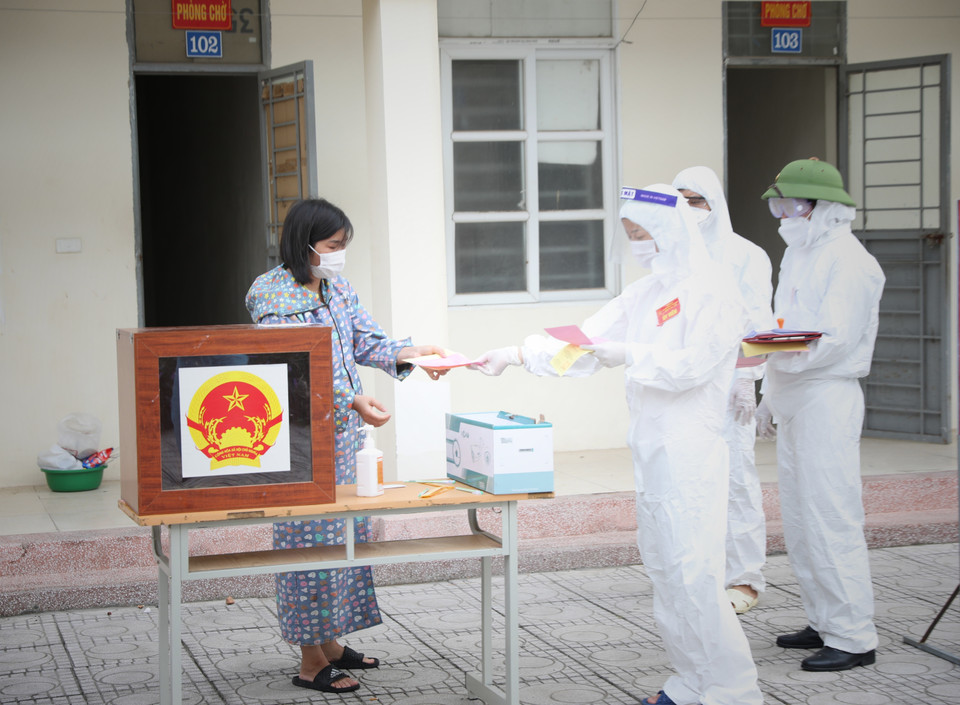 Một trong 3 ca dương tính được ưu tiên bỏ phiếu sau đó đưa đi điều trị tại Trường Đại học Nông lâm. (Ảnh: Danh Lam/TTXVN)