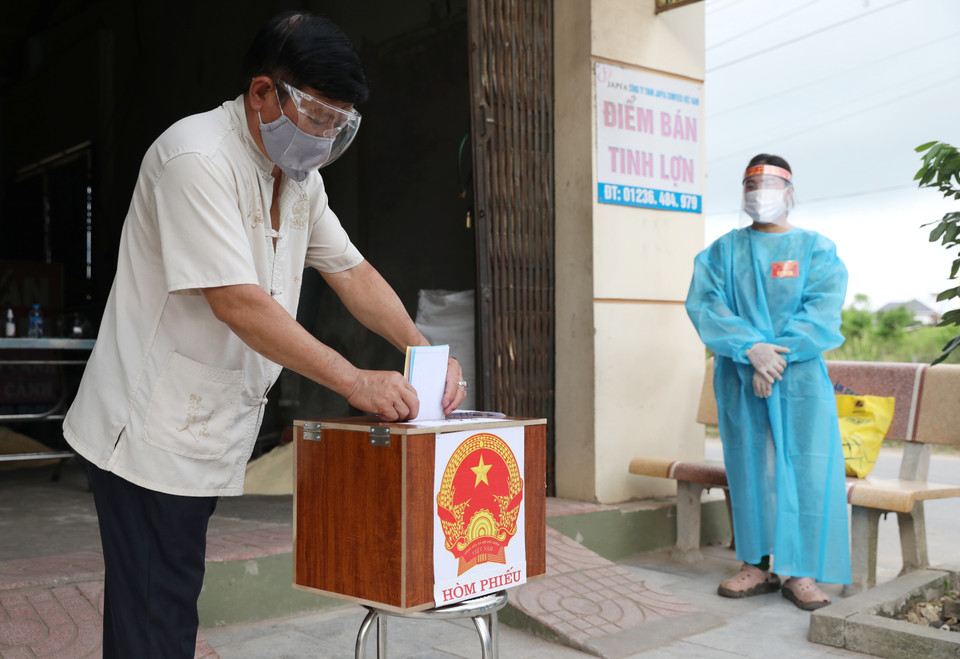 Cử tri Nguyễn Đức thịnh, tổ bầu cử số 1, tổ dân phố Vàng, Thị trấn Bích Động, Việt Yên( Bắc Giang) bỏ phiếu. (Ảnh: Danh Lam/TTXVN)