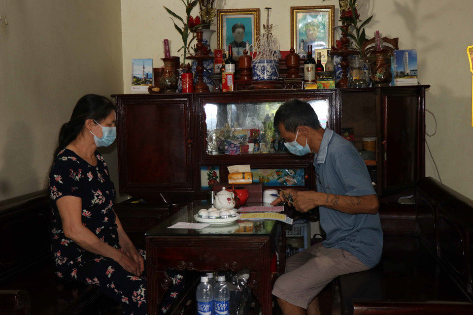 Cử tri đang cách ly tại nhà thực hiện quyền bầu cử. (Ảnh: Thanh Thương/TTXVN)