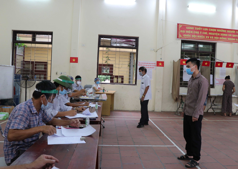 Cử tri xã Mão Điền đi bầu cử đều được hướng dẫn giữ khoảng cách 2 mét, tránh lây nhiễm chéo. (Ảnh: Thanh Thương/TTXVN)